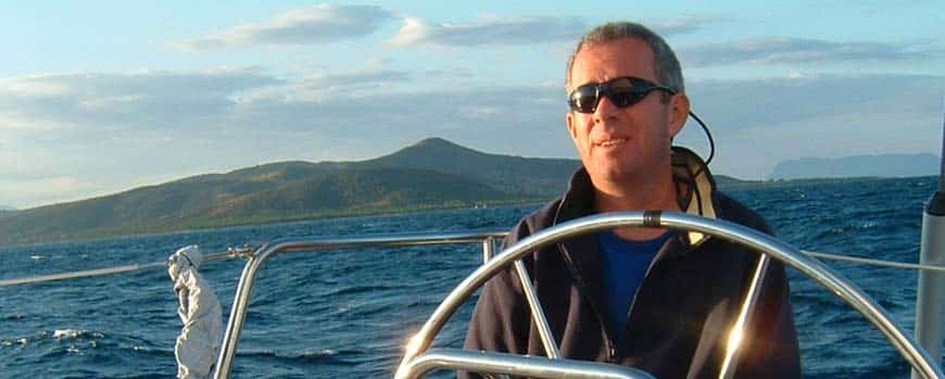 Alfred Frei am Steuer einer Segelyacht