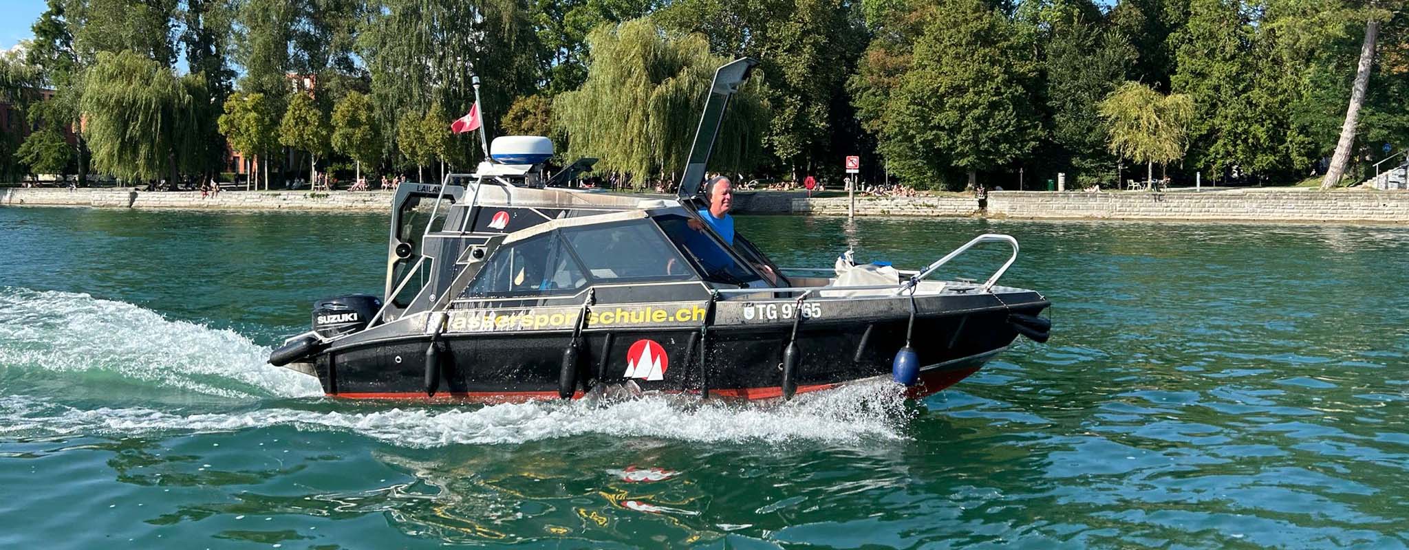 Schulungsboot der ADIWA Nautic auf dem Bodensee