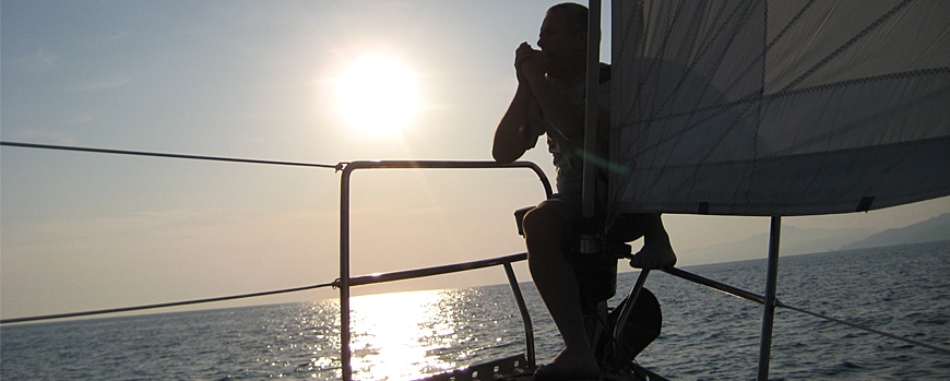 Segelyacht auf dem Meer im Abendlicht