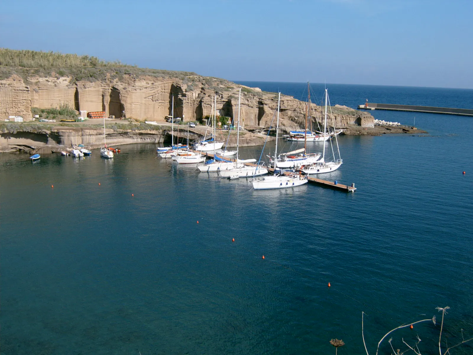 Kleiner Segelhafen in einer klaren Bucht auf Sardinien