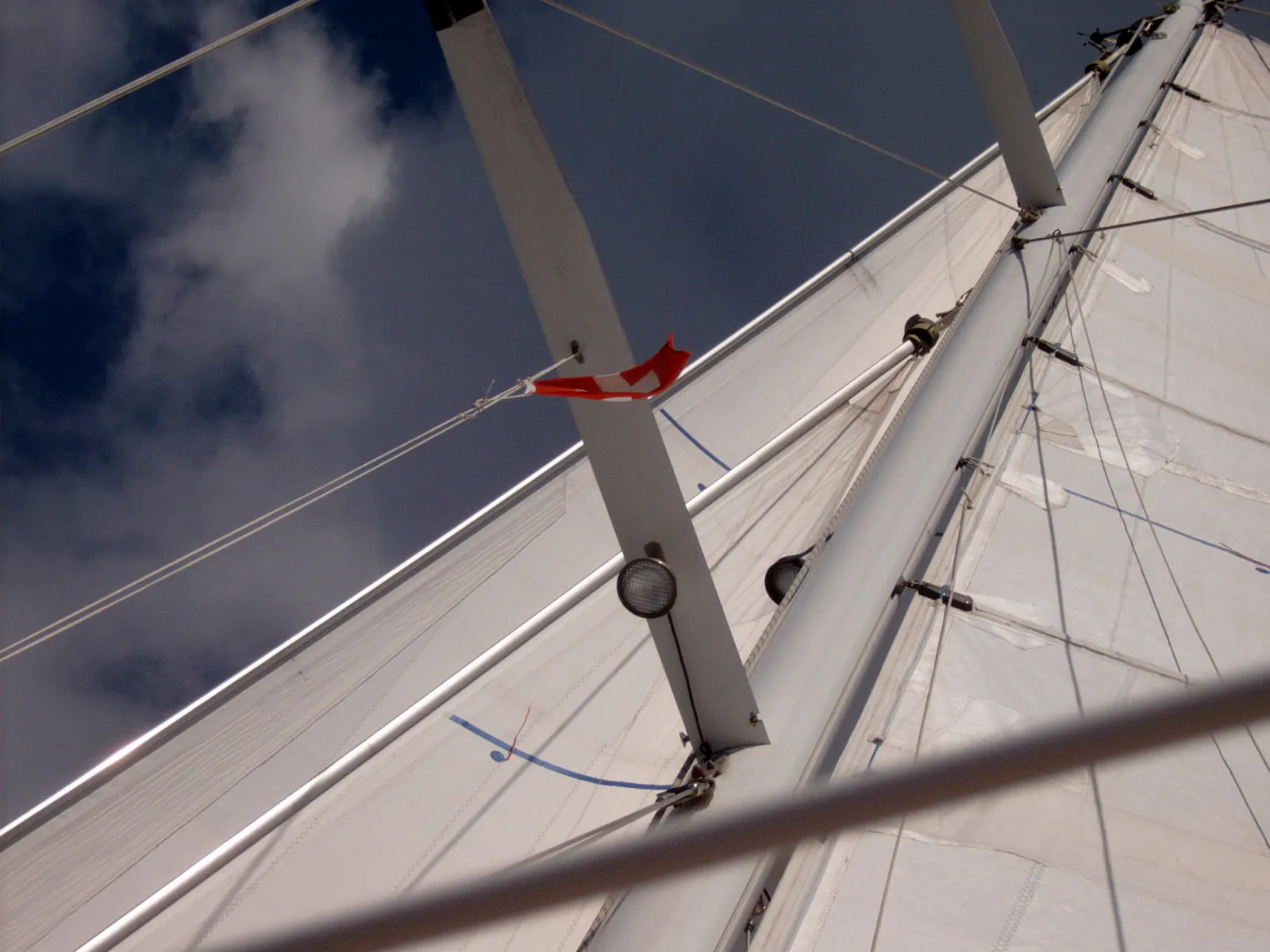 Blick nach oben in die gesetzten Segel einer Yacht