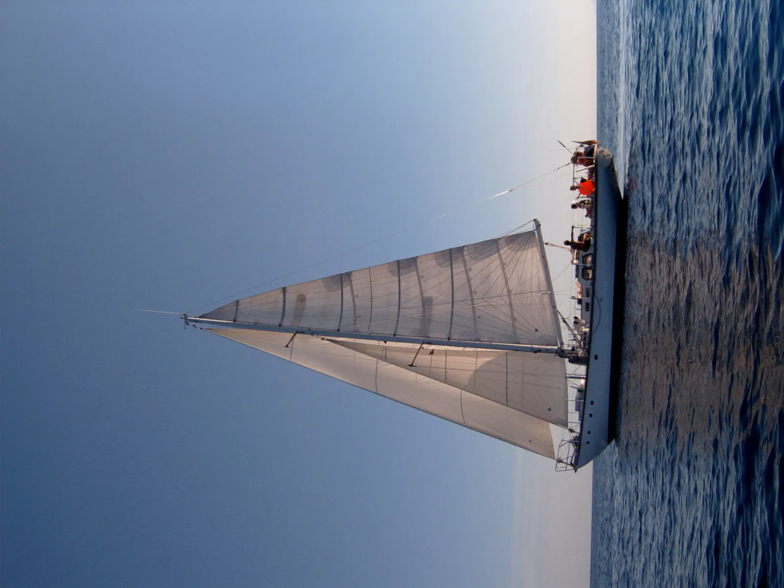 Segelyacht mit gesetzten Segeln auf ruhigem Meer