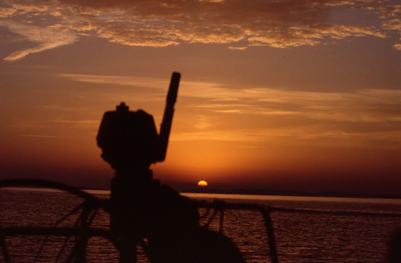 Sonnenuntergang über dem Meer vom Deck einer Segelyacht aus